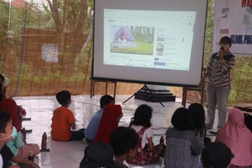 Pusdakota Ubaya Ajak Anak-anak Menonton Film Edukasi “Internet Aman”