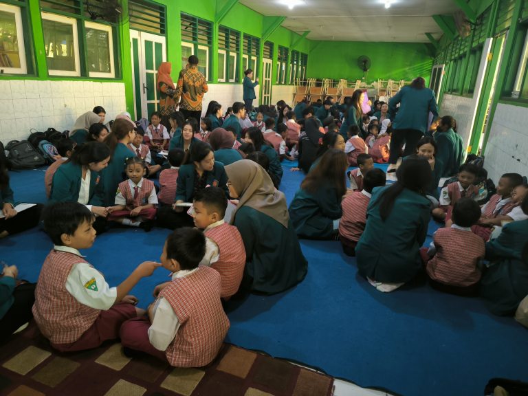 Belajar Menanam Sayur: Pusdakota Ubaya di SDN Rungkut Kidul 1