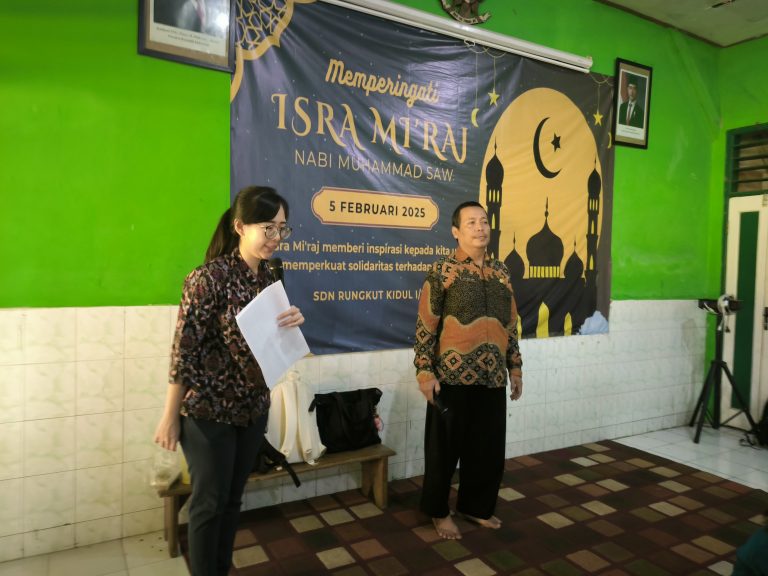 Belajar Menanam Sayur: Pusdakota Ubaya di SDN Rungkut Kidul 1