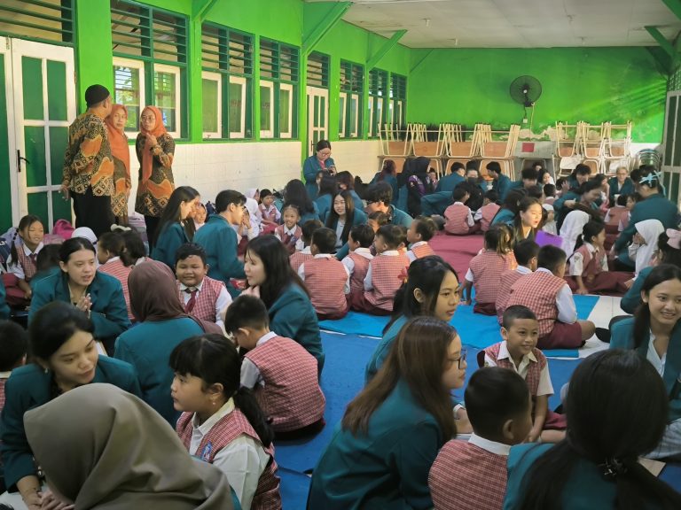 Belajar Menanam Sayur: Pusdakota Ubaya di SDN Rungkut Kidul 1