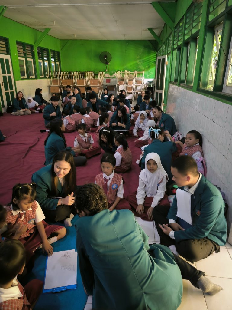 Belajar Menanam Sayur: Pusdakota Ubaya di SDN Rungkut Kidul 1