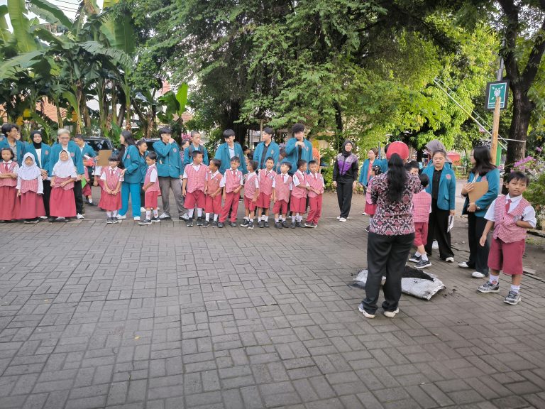 Belajar Menanam Sayur: Pusdakota Ubaya di SDN Rungkut Kidul 1