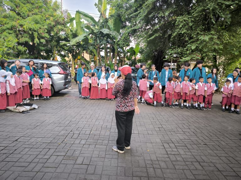 Belajar Menanam Sayur: Pusdakota Ubaya di SDN Rungkut Kidul 1