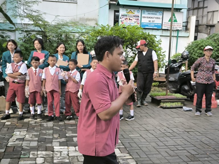 Belajar Menanam Sayur: Pusdakota Ubaya di SDN Rungkut Kidul 1