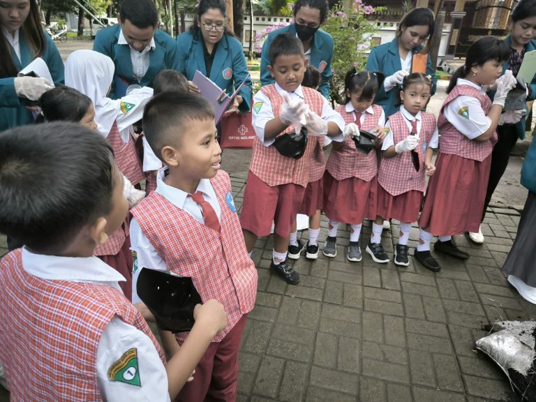 Belajar Menanam Sayur: Pusdakota Ubaya di SDN Rungkut Kidul 1