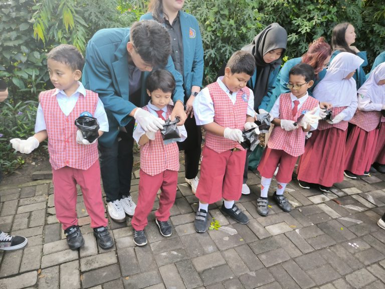Belajar Menanam Sayur: Pusdakota Ubaya di SDN Rungkut Kidul 1