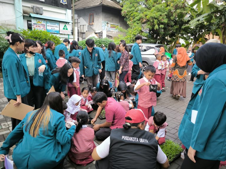 Belajar Menanam Sayur: Pusdakota Ubaya di SDN Rungkut Kidul 1