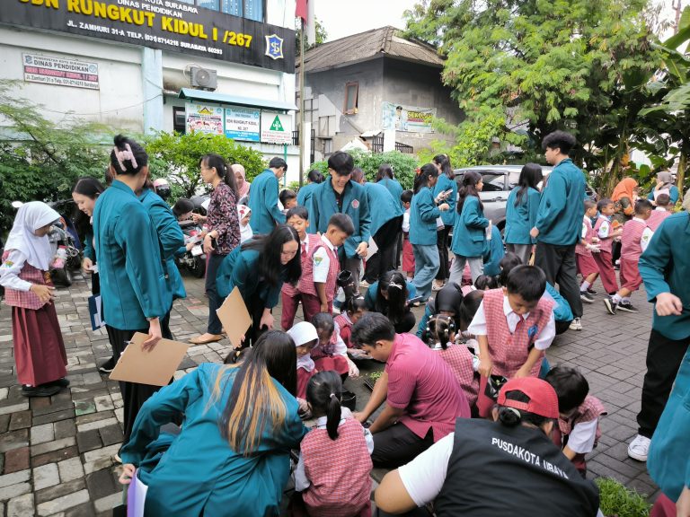 Belajar Menanam Sayur: Pusdakota Ubaya di SDN Rungkut Kidul 1