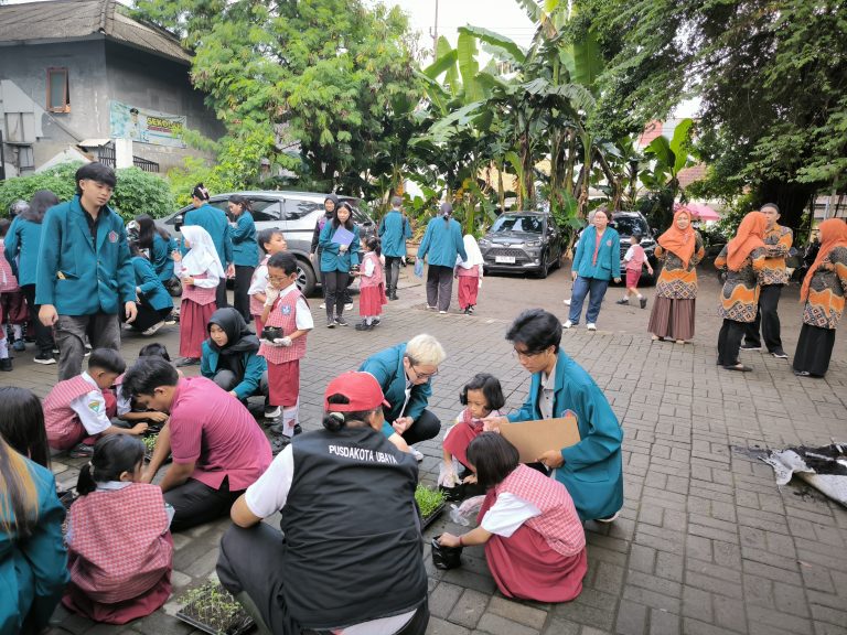 Belajar Menanam Sayur: Pusdakota Ubaya di SDN Rungkut Kidul 1