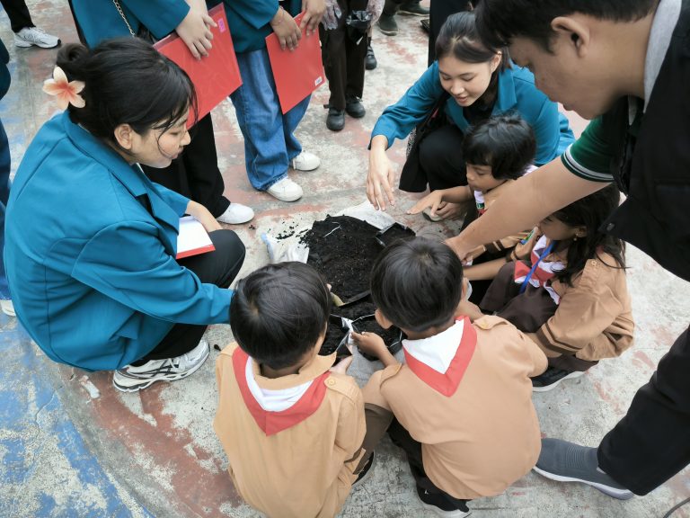 belajar menanam sayur pusdakota bersama SDN Kendangsari IV Surabaya