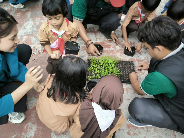 belajar menanam sayur pusdakota bersama SDN Kendangsari IV Surabaya