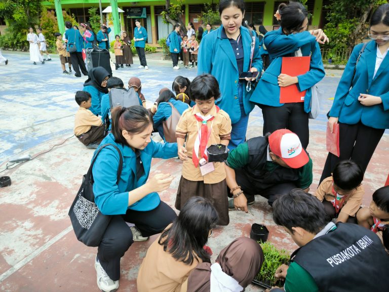 belajar menanam sayur pusdakota bersama SDN Kendangsari IV Surabaya