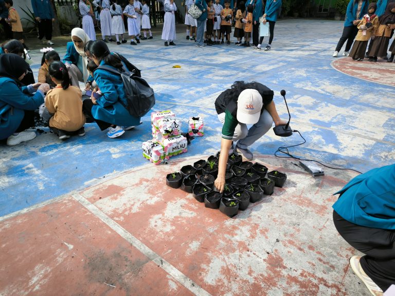 belajar menanam sayur pusdakota bersama SDN Kendangsari IV Surabaya