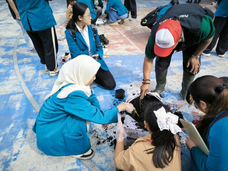belajar menanam sayur pusdakota bersama SDN Kendangsari IV Surabaya