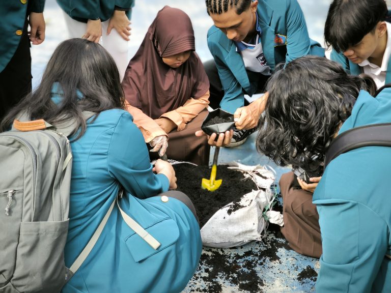 belajar menanam sayur pusdakota bersama SDN Kendangsari IV Surabaya