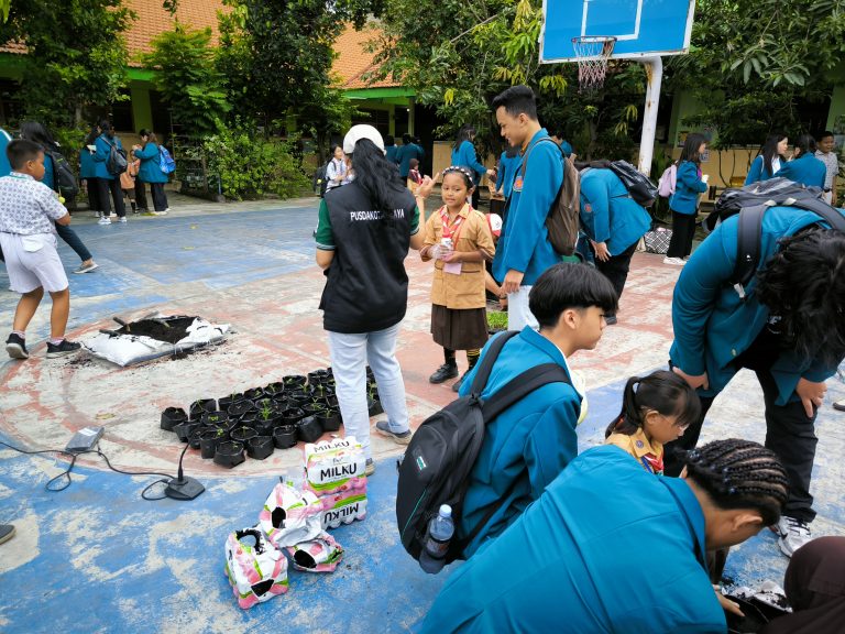 belajar menanam sayur pusdakota bersama SDN Kendangsari IV Surabaya