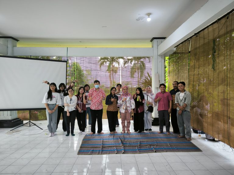English For Fun Pusdakota Ubaya