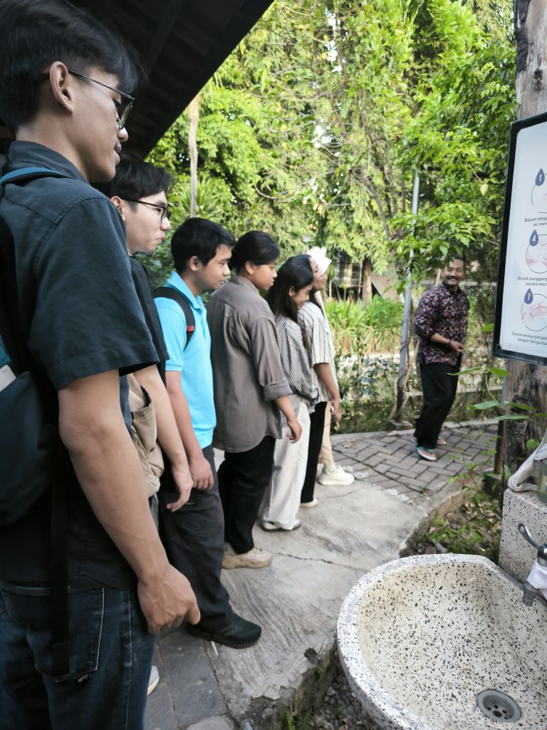 Edukasi Lingkungan Mahasiswa Fakultas Bisnis dan Ekonomika Ubaya