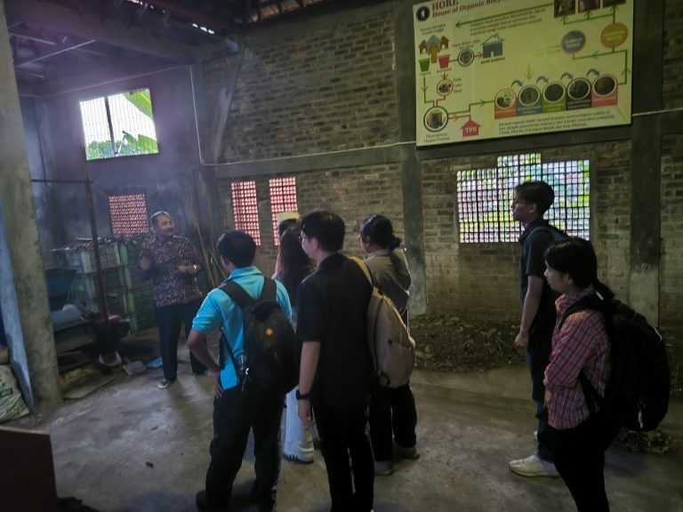 Edukasi Lingkungan Mahasiswa Fakultas Bisnis dan Ekonomika Ubaya