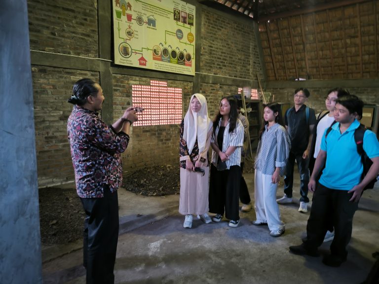 Edukasi Lingkungan Mahasiswa Fakultas Bisnis dan Ekonomika Ubaya