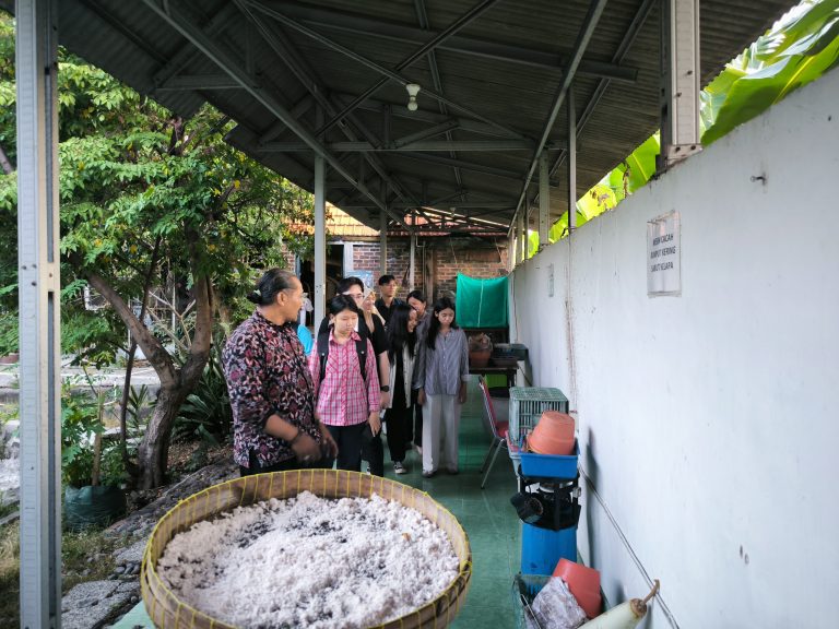 Edukasi Lingkungan Mahasiswa Fakultas Bisnis dan Ekonomika Ubaya