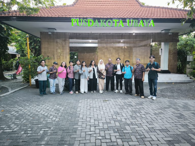 Edukasi Lingkungan Mahasiswa Fakultas Bisnis dan Ekonomika Ubaya