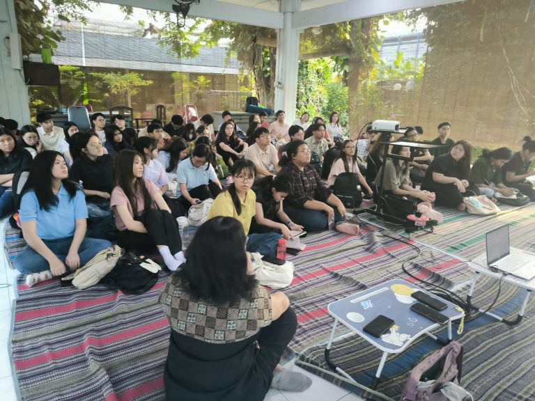 Edukasi Lingkungan Mahasiswa Fakultas Bisnis dan Ekonomika Ubaya