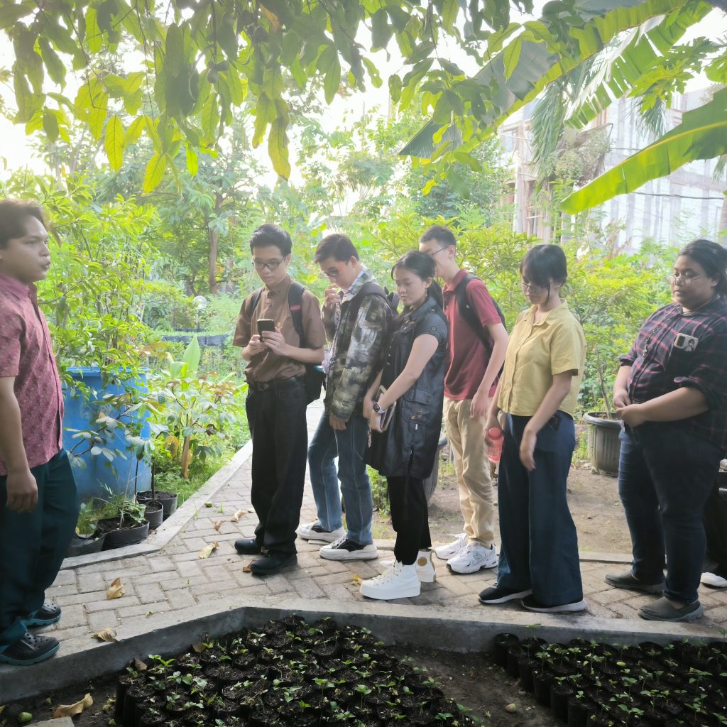 Edukasi Lingkungan Mahasiswa Fakultas Bisnis dan Ekonomika Ubaya