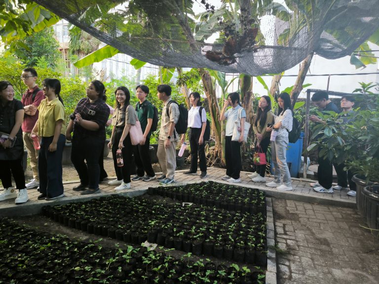 Edukasi Lingkungan Mahasiswa Fakultas Bisnis dan Ekonomika Ubaya