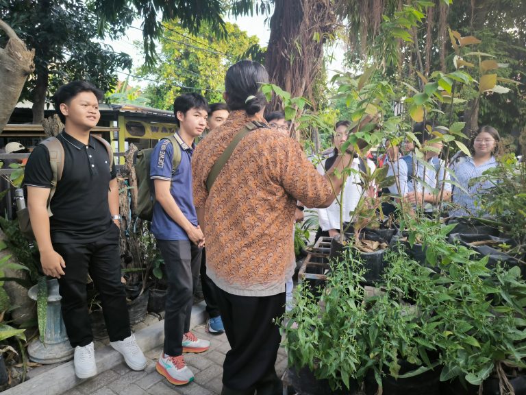 Edukasi Lingkungan Mahasiswa Fakultas Bisnis dan Ekonomika Ubaya