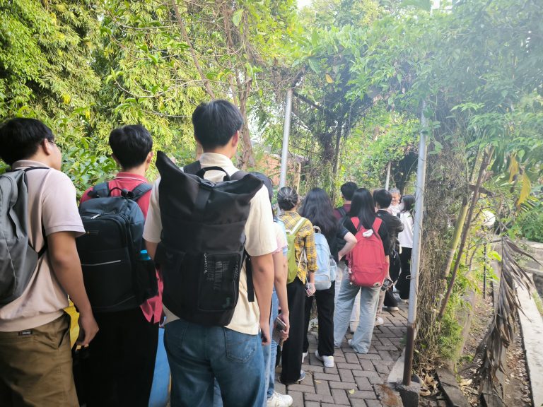 Edukasi Lingkungan Mahasiswa Fakultas Bisnis dan Ekonomika Ubaya