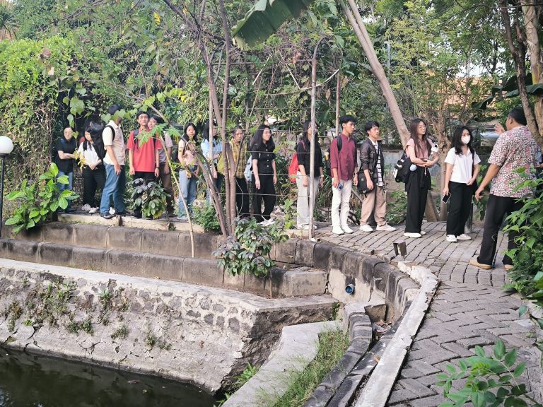 Edukasi Lingkungan Mahasiswa Fakultas Bisnis dan Ekonomika Ubaya