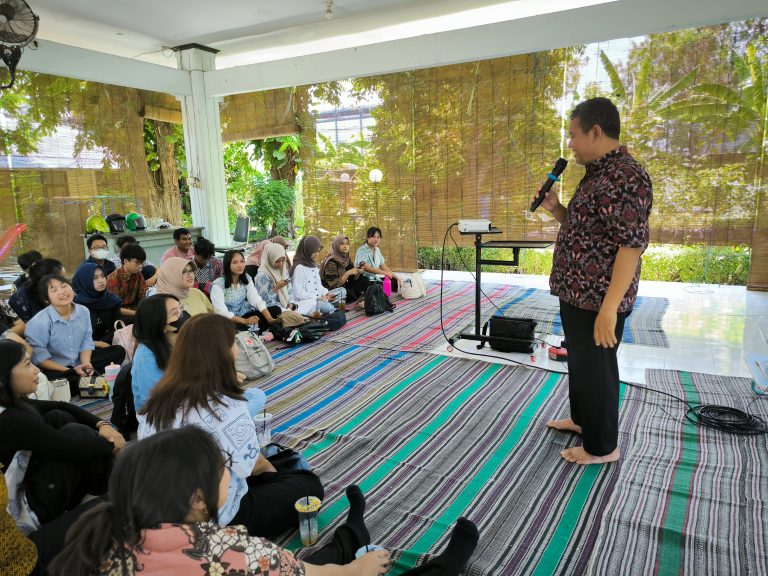 Edukasi Lingkungan Mahasiswa Fakultas Psikologi Ubaya