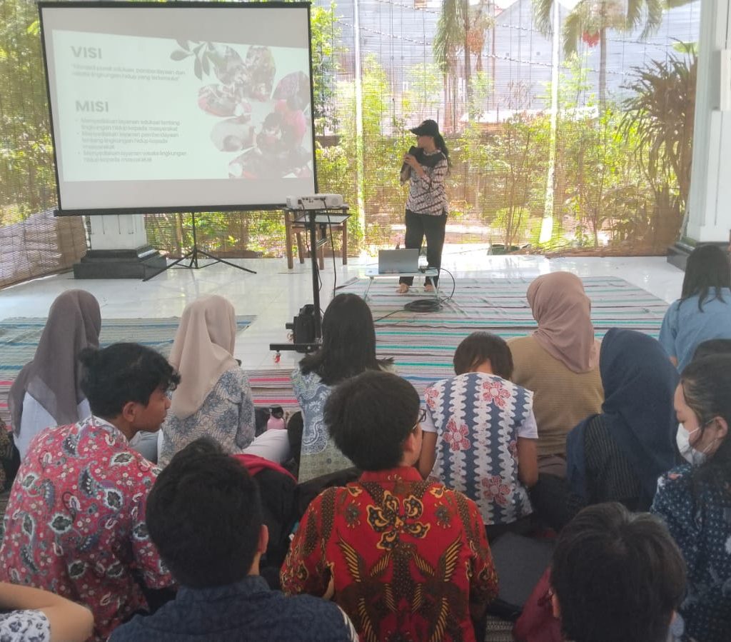 Edukasi Lingkungan Mahasiswa Fakultas Psikologi Ubaya